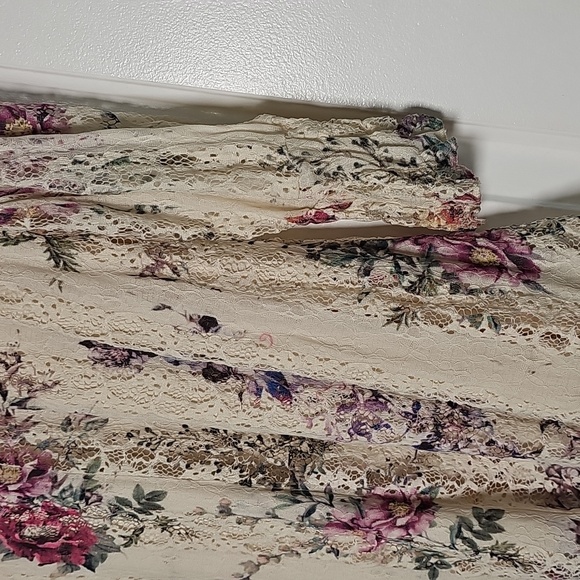 Origami Sm Floral Lace Long Blouse - Picture 14 of 15